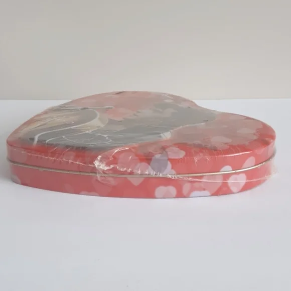 Sealed Elvis heart-shaped tin - chocolate not for consumption - Picture 5 of 7